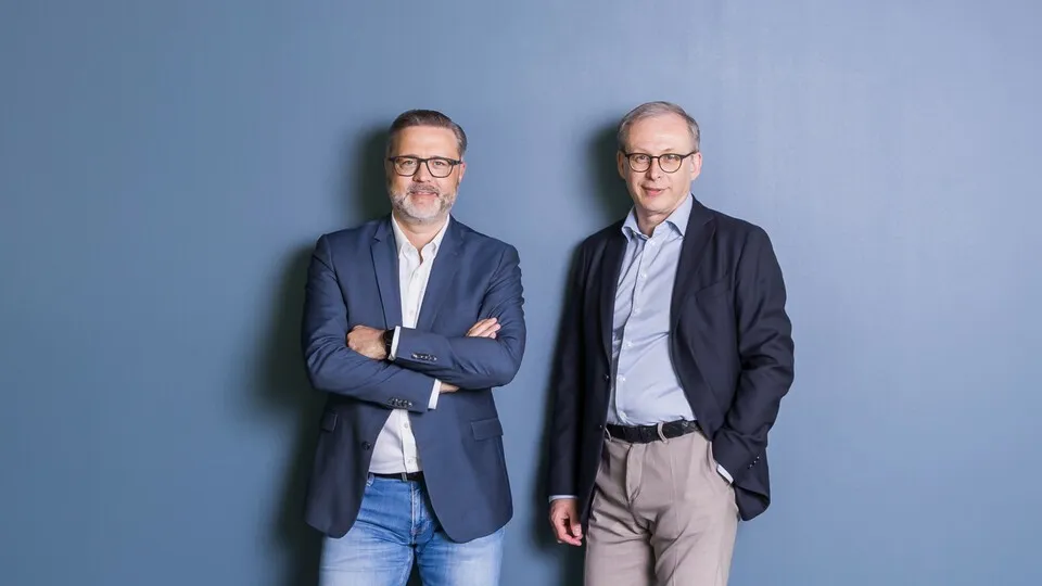 Sven Kunath (l.) und Ralf Weichselbaum sprachen mit uns über die Entwicklung der E-Mobilität in den Fuhrparks und die Herausforderungen des internationalen Fuhrparkmanagements.