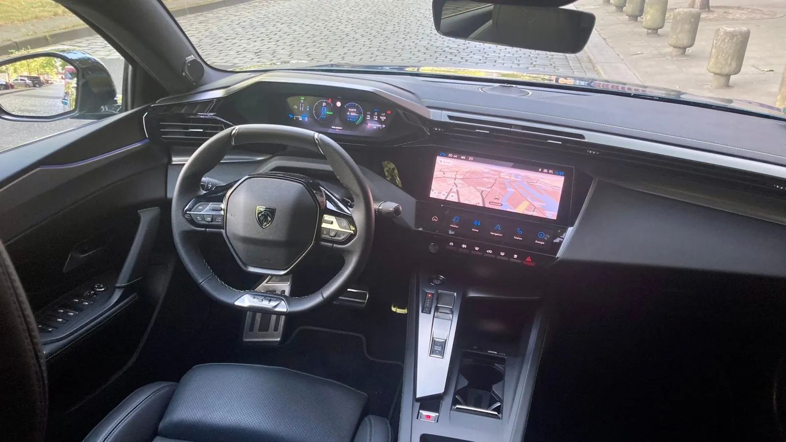 Typisches Cockpit-Layout von Peugeot mit hochgesetzten Digitalinstrumenten – daran muss man sich immer wieder gewöhnen.