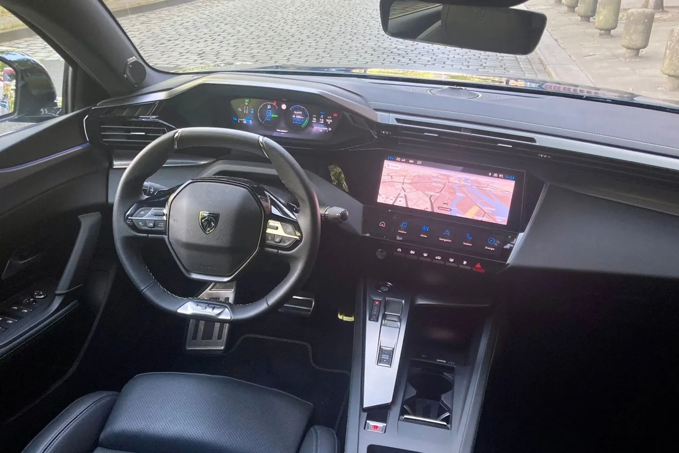 Typisches Cockpit-Layout von Peugeot mit hochgesetzten Digitalinstrumenten – daran muss man sich immer wieder gewöhnen.