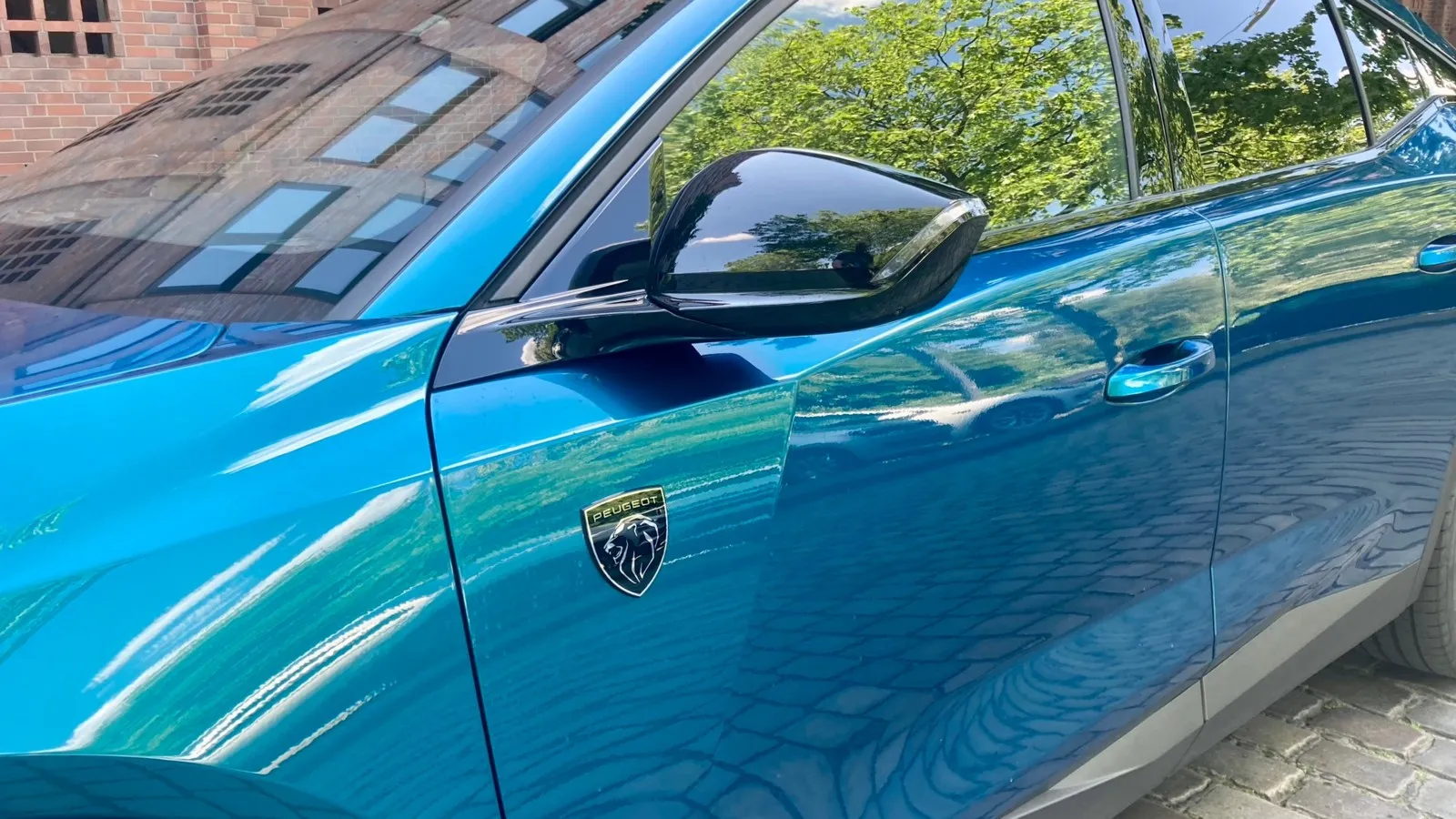 Das Peugeot-Logo in der Tür gibt es nur dann, wenn man den 408 in der Topvariante GT bestellt.