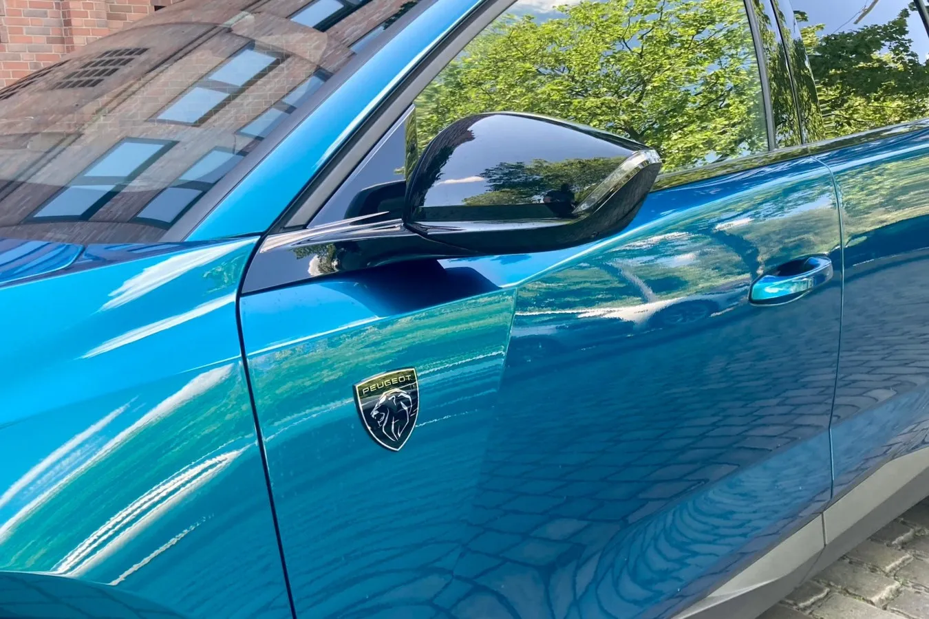 Das Peugeot-Logo in der Tür gibt es nur dann, wenn man den 408 in der Topvariante GT bestellt.