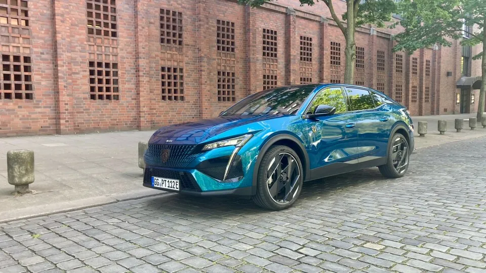 Die (hier noch einfach ausgeführten) Peugeot-typischen vertikalen Tagfahr-LEDs zieren auch das Crossover 408.