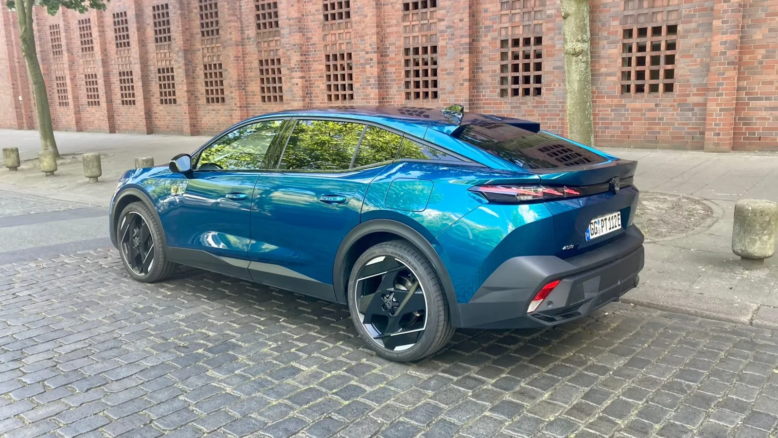 Trotz modischer Linien bietet das französische Crossover aber eine Menge Platz – anders als Plattformbruder Peugeot 308 auch im Fond.