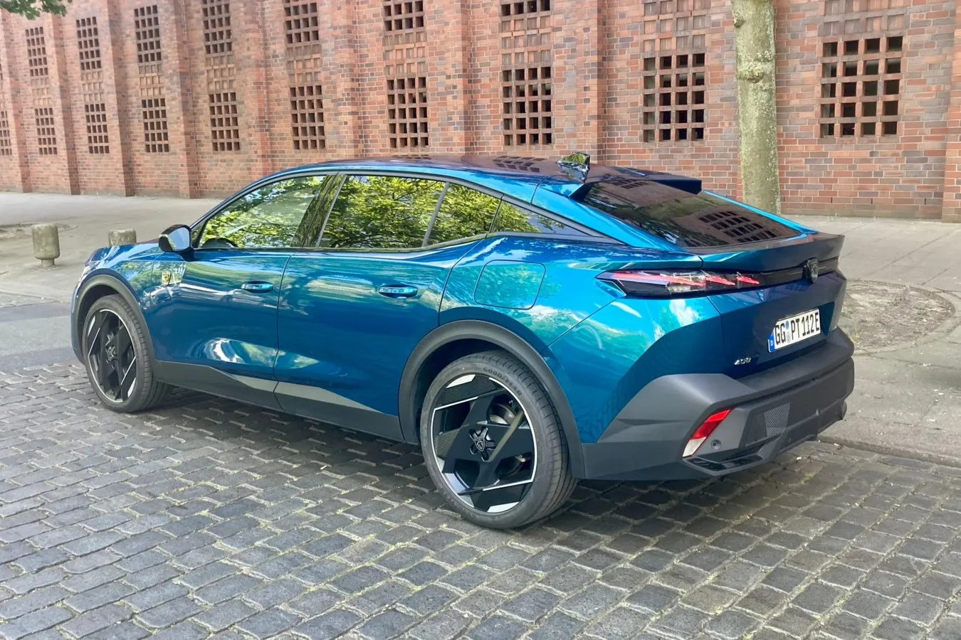 Trotz modischer Linien bietet das französische Crossover aber eine Menge Platz – anders als Plattformbruder Peugeot 308 auch im Fond.