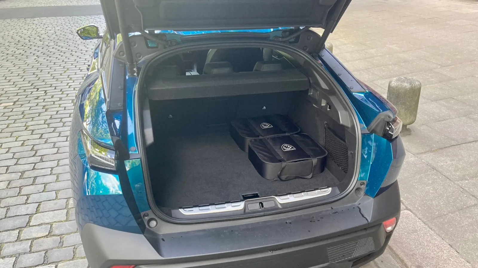 471 bis 1.545 Liter Gepäck fasst der Peugeot 408 als Plug-in-Hybrid – ein separates Staufach für die Ladekabel gibt es nicht.