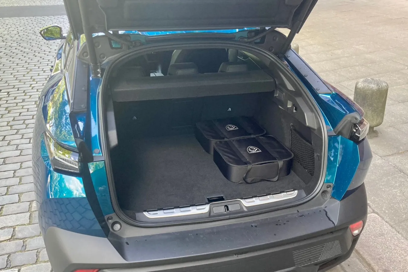 471 bis 1.545 Liter Gepäck fasst der Peugeot 408 als Plug-in-Hybrid – ein separates Staufach für die Ladekabel gibt es nicht.