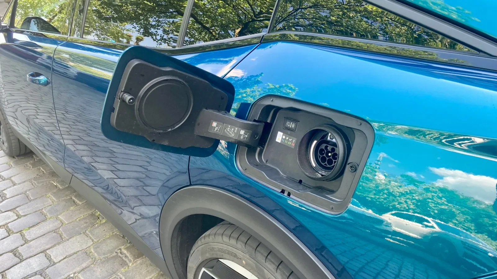 Serienmäßig gibt es im 408 Plug-in-Hybrid einen 3,7-kW-Onboard-Charger, die 7,4-kW-Variante lässt sich Peugeot extra bezahlen.