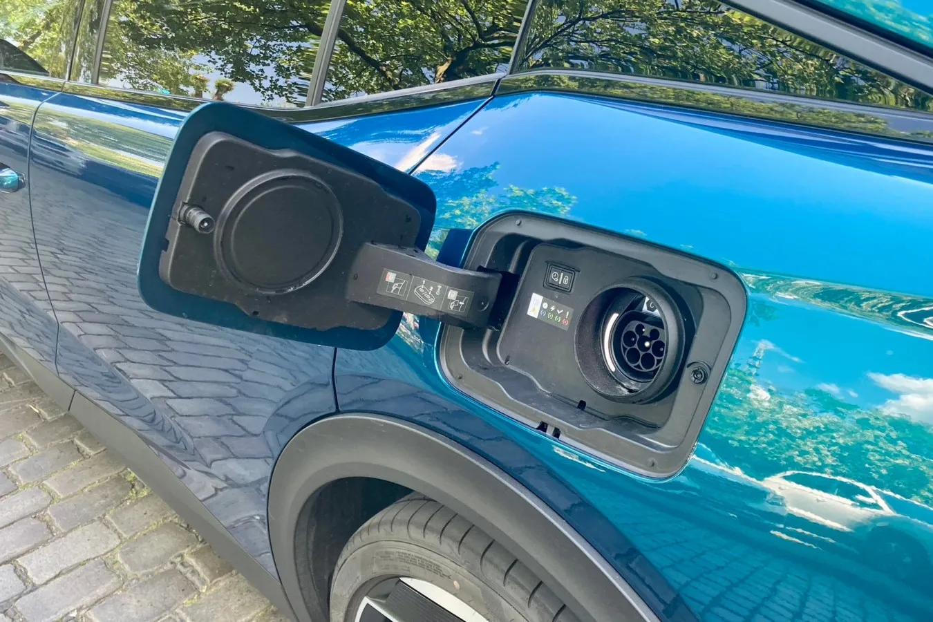 Serienmäßig gibt es im 408 Plug-in-Hybrid einen 3,7-kW-Onboard-Charger, die 7,4-kW-Variante lässt sich Peugeot extra bezahlen.