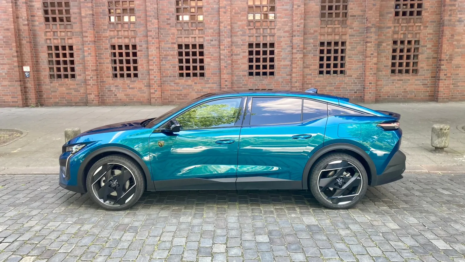 Ein bisschen Limousine, ein bisschen SUV, ein bisschen Coupé – der Peugeot 408 ist ein Mix aus vielen Karosseriestilen.