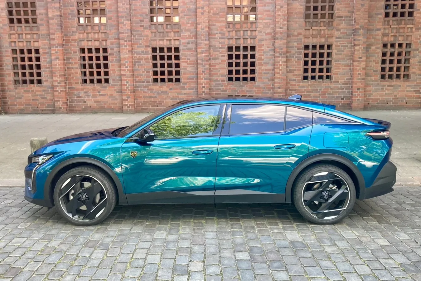 Ein bisschen Limousine, ein bisschen SUV, ein bisschen Coupé – der Peugeot 408 ist ein Mix aus vielen Karosseriestilen.