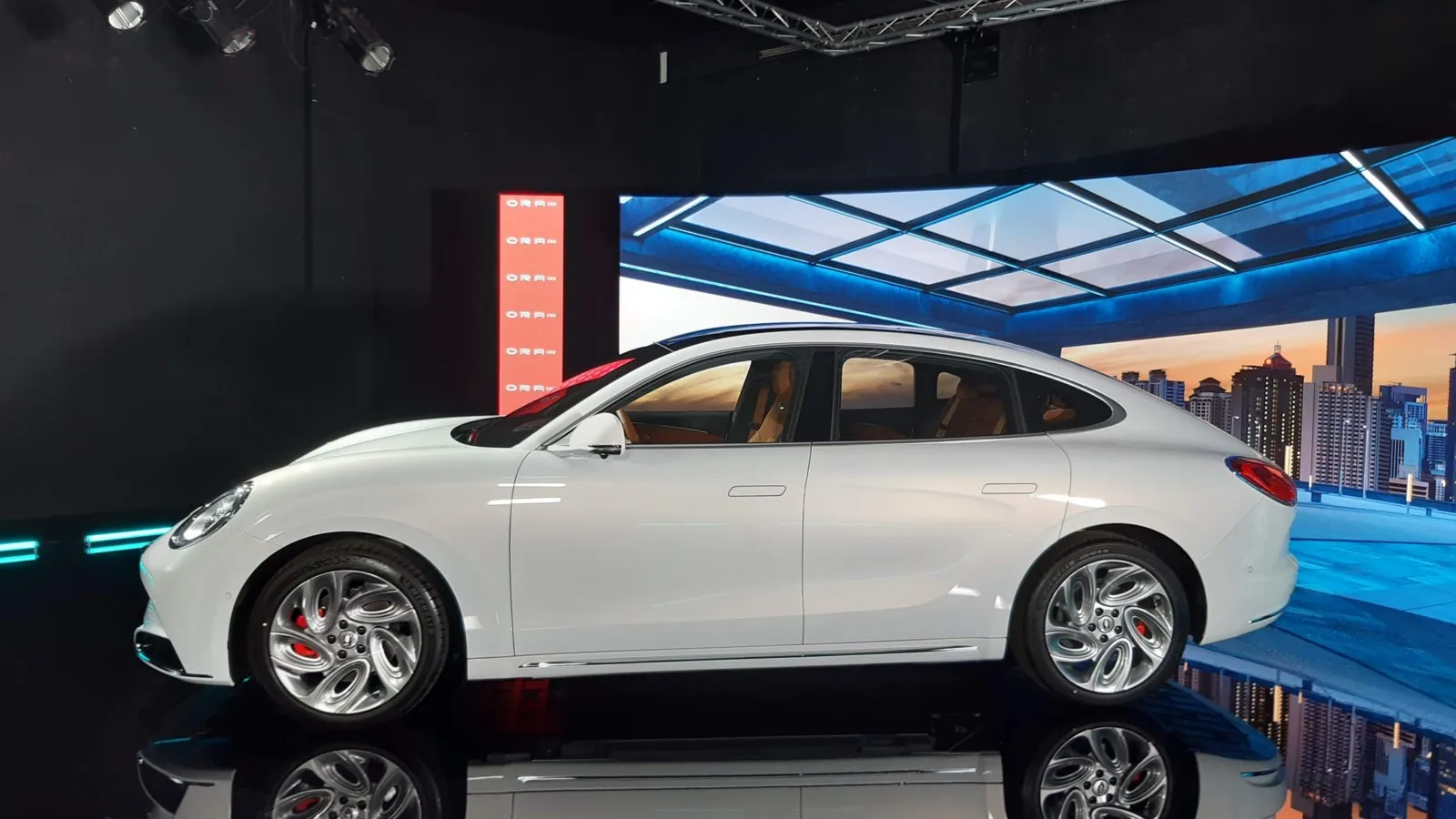 Das Design der elektrischen Mittelklasselimousine aus China erinnert an den Porsche Panamera.