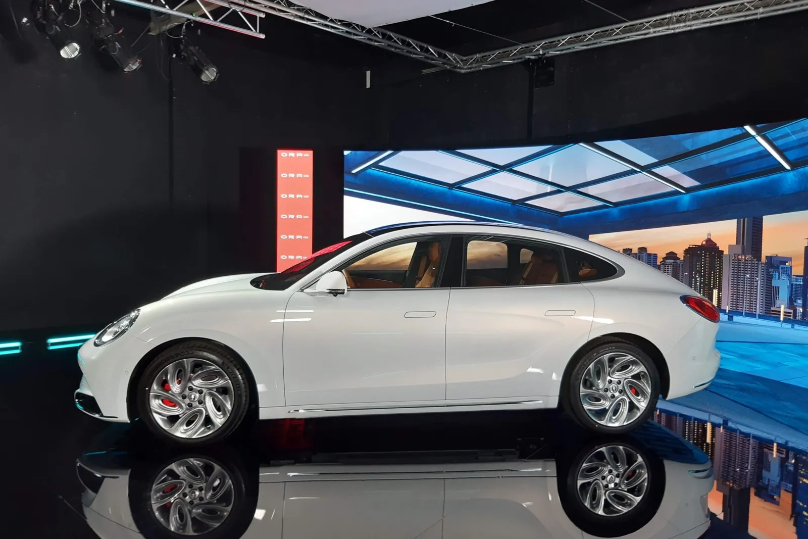 Das Design der elektrischen Mittelklasselimousine aus China erinnert an den Porsche Panamera.