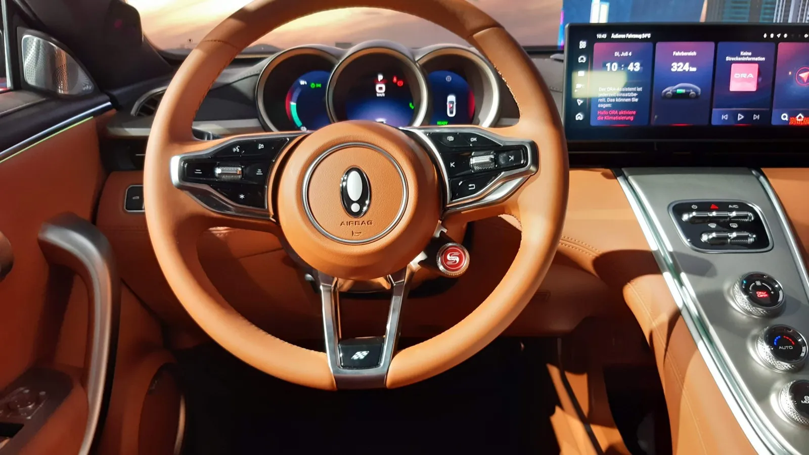 Fahrer oder Fahrerin blicken im Ora auf volldigitale Rundinstrumente und ein 12,3-Zoll-Zentraldisplay.