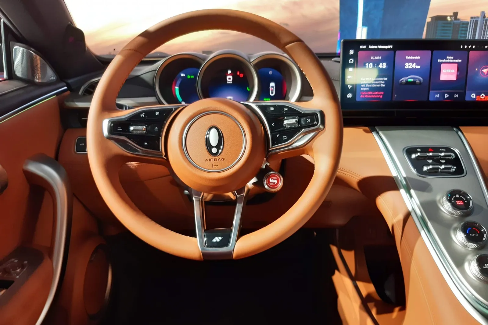 Fahrer oder Fahrerin blicken im Ora auf volldigitale Rundinstrumente und ein 12,3-Zoll-Zentraldisplay.