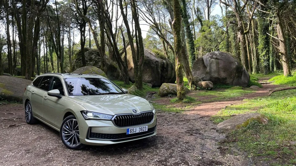 Der neue Skoda Superb Combi geht ins Rennen um die Spitzenplätze bei den beliebtesten Dienstwagen Deutschlands. Der Passat-Bruder, hier in der 150-PS-Dieselvariante in L&K-Ausstattungslinie, kommt auch als Plug-in-Hybrid mit mehr als 100 Kilometern E-Reichweite.