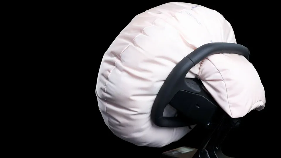 ZF versetzt den Airbag hinter das Lenkrad.