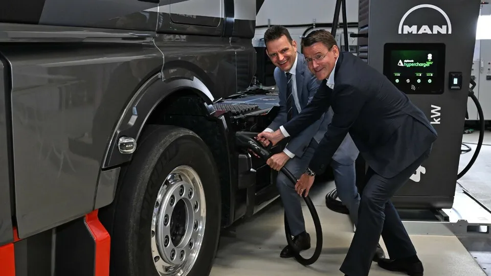 Startschuss für die Kooperation zwischen MAN und EON in Essen: Leonhard Birnbaum, CEO E.ON SE und Alexander Vlaskamp, CEO MAN Truck & Bus SE (von links nach rechts).