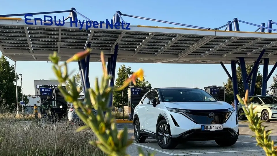 Der Nissan Ariya bietet unter optimalen Bedingungen eine Reichweite von bis zu 397 km gemäß WLTP mit der kleineren 63-kWh-Batterie.