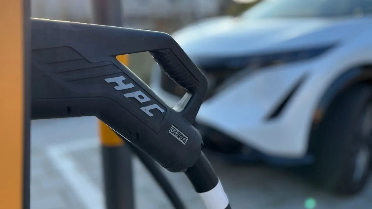 An einem Schnelllader mit 130 kW erreicht der Nissan Ariya in 40-50 Minuten etwa 80 % Ladeleistung​.