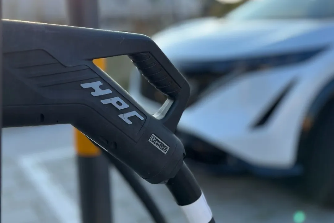 An einem Schnelllader mit 130 kW erreicht der Nissan Ariya in 40-50 Minuten etwa 80 % Ladeleistung​.