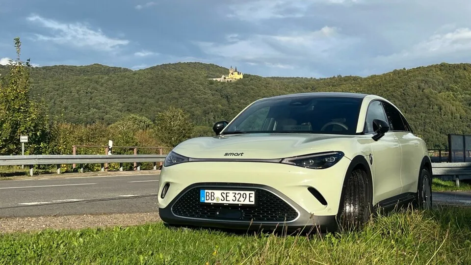 Smart setzt beim #3 Premium auf große Zahlen: Bis zu 455 Kilometer Reichweite (WLTP) bei 63 kWh-Batterie, 150 kW DC-Ladeleistung und 200 KW (272 PS) stark.