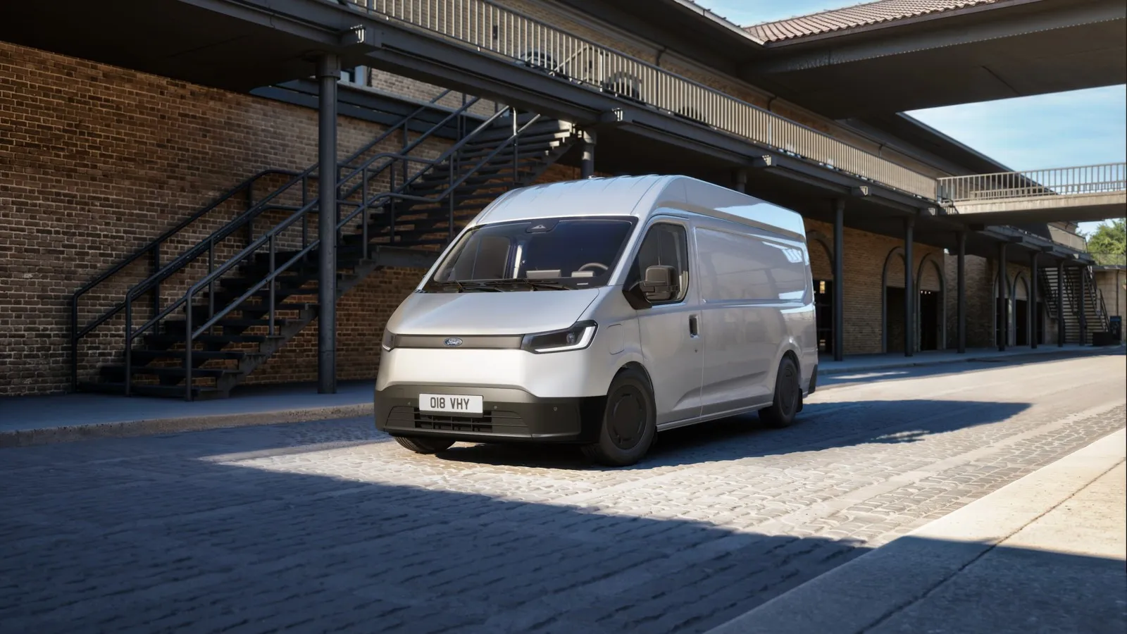 Der Ford Transit City L2H2 in einer frontseitigen Schrägansicht mit sichtbarem hohen Dach und linker Fahrzeugseite.