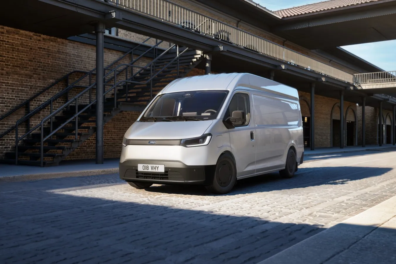 Der Ford Transit City L2H2 in einer frontseitigen Schrägansicht mit sichtbarem hohen Dach und linker Fahrzeugseite.