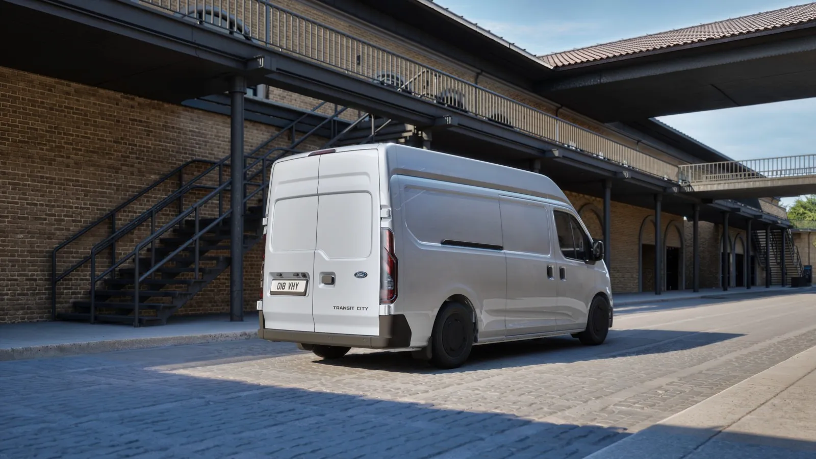 Der Ford Transit City L2H2 in einer rückseitigen Schrägansicht mit sichtbarer Heckpartie.