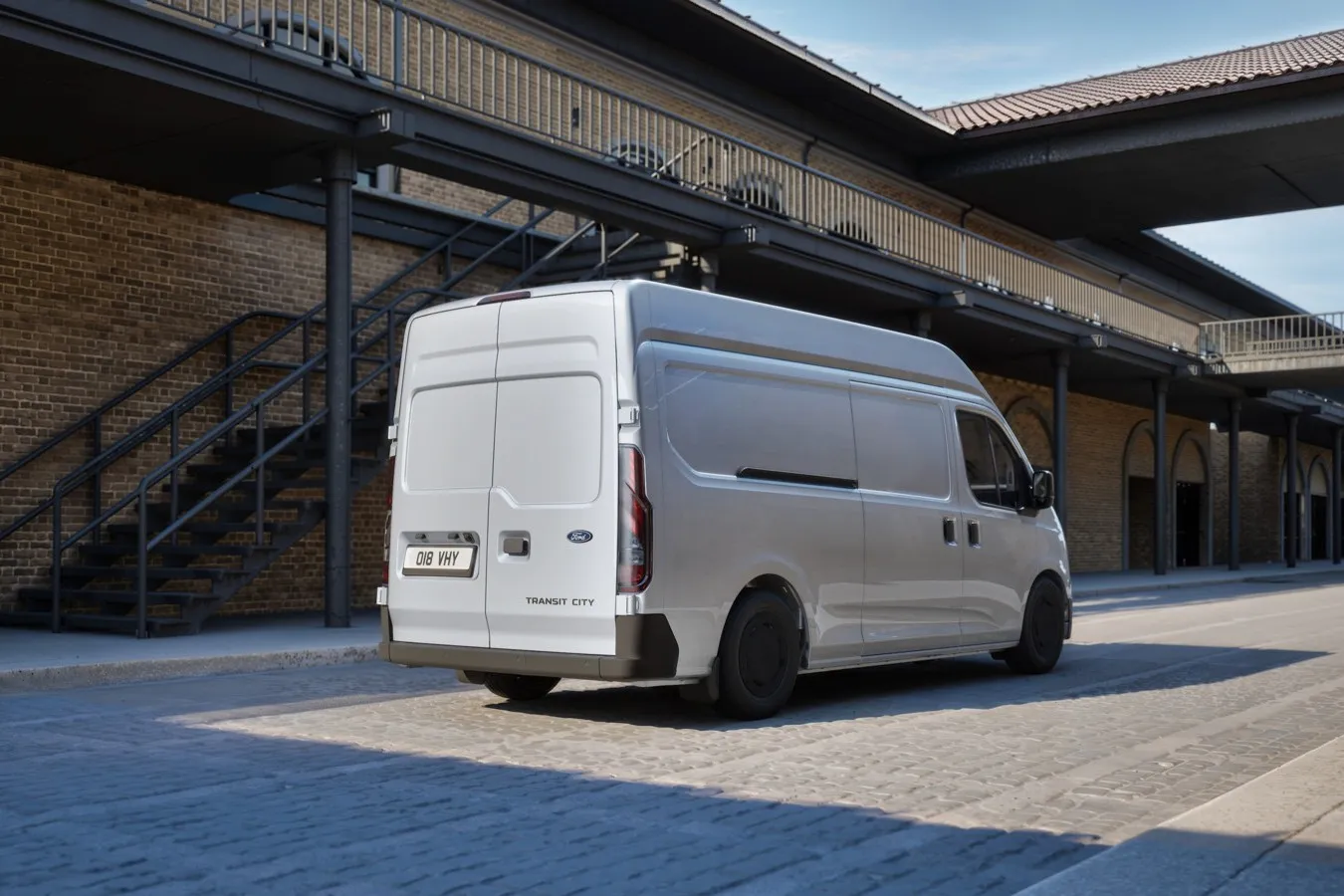 Der Ford Transit City L2H2 in einer rückseitigen Schrägansicht mit sichtbarer Heckpartie.