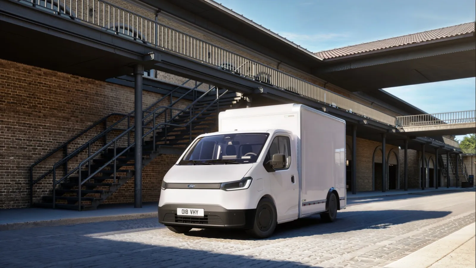 Der Ford Transit City als Fahrgestell mit Einzelkabine und Kofferaufbau.