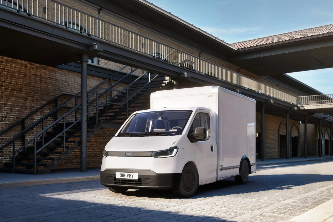 Der Ford Transit City als Fahrgestell mit Einzelkabine und Kofferaufbau.