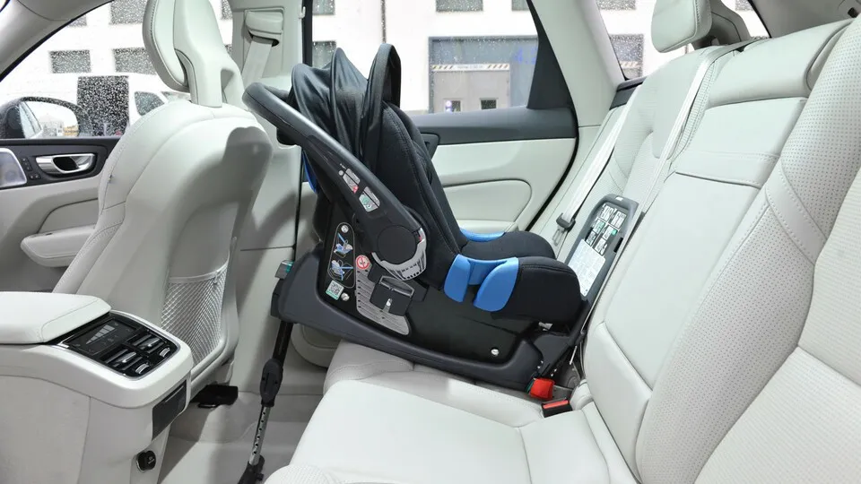 Babyschalen und Kindersitze sind mit Isofix am sichersten befestigt.
