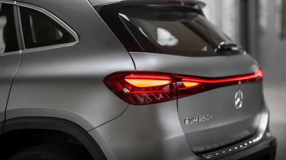 Mercedes EQA unter Beobachtung: Wegen möglicher Kurzschlüsse in der Hochvolt-Batterie ruft der Hersteller weltweit Tausende Fahrzeuge zurück.