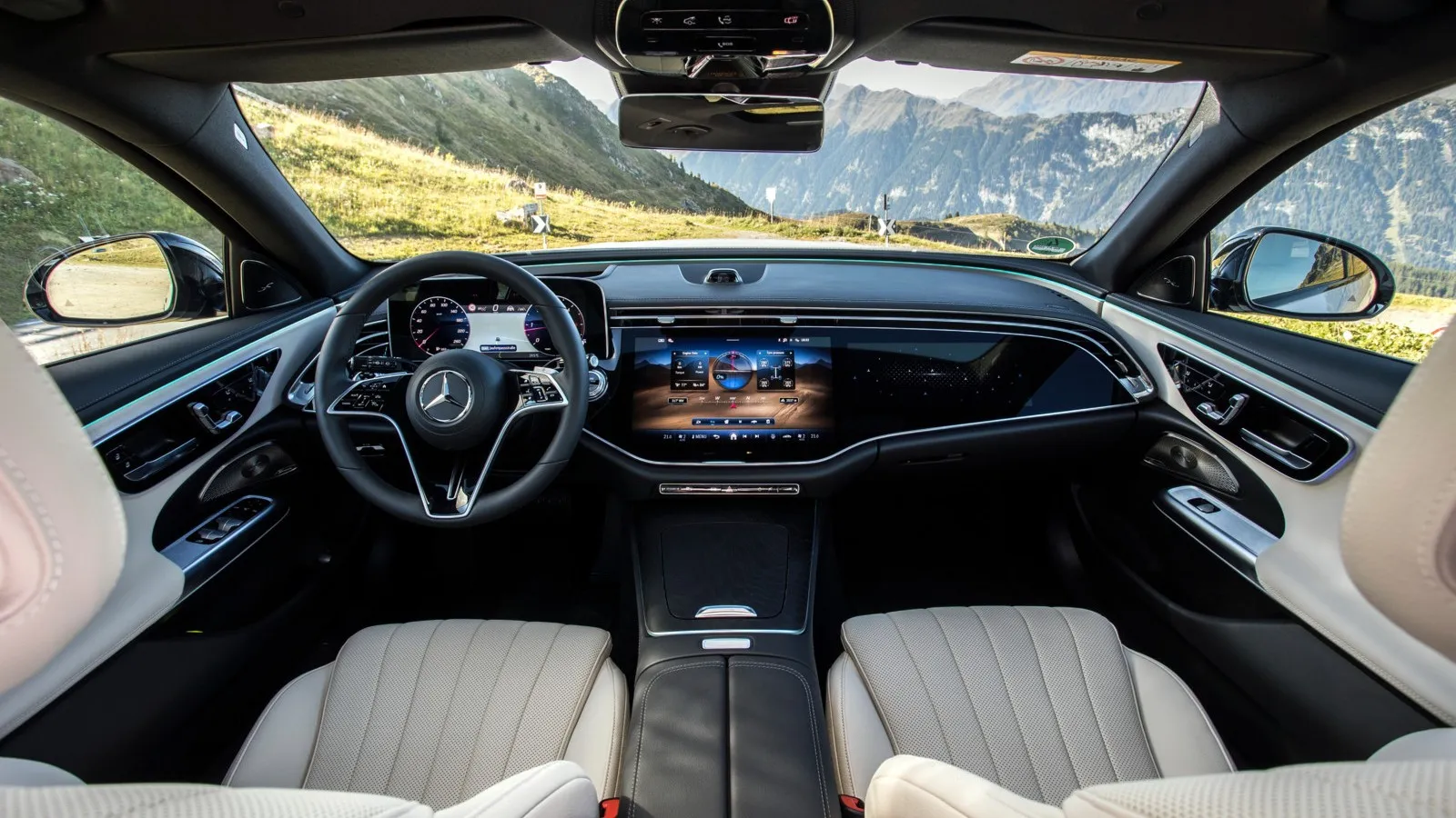 Das Cockpit integriert zwei großzügige Bildschirme, die zusammen mit intuitiver Steuerung und modernsten Infotainment-Funktionen ein innovatives Fahrerlebnis bieten.