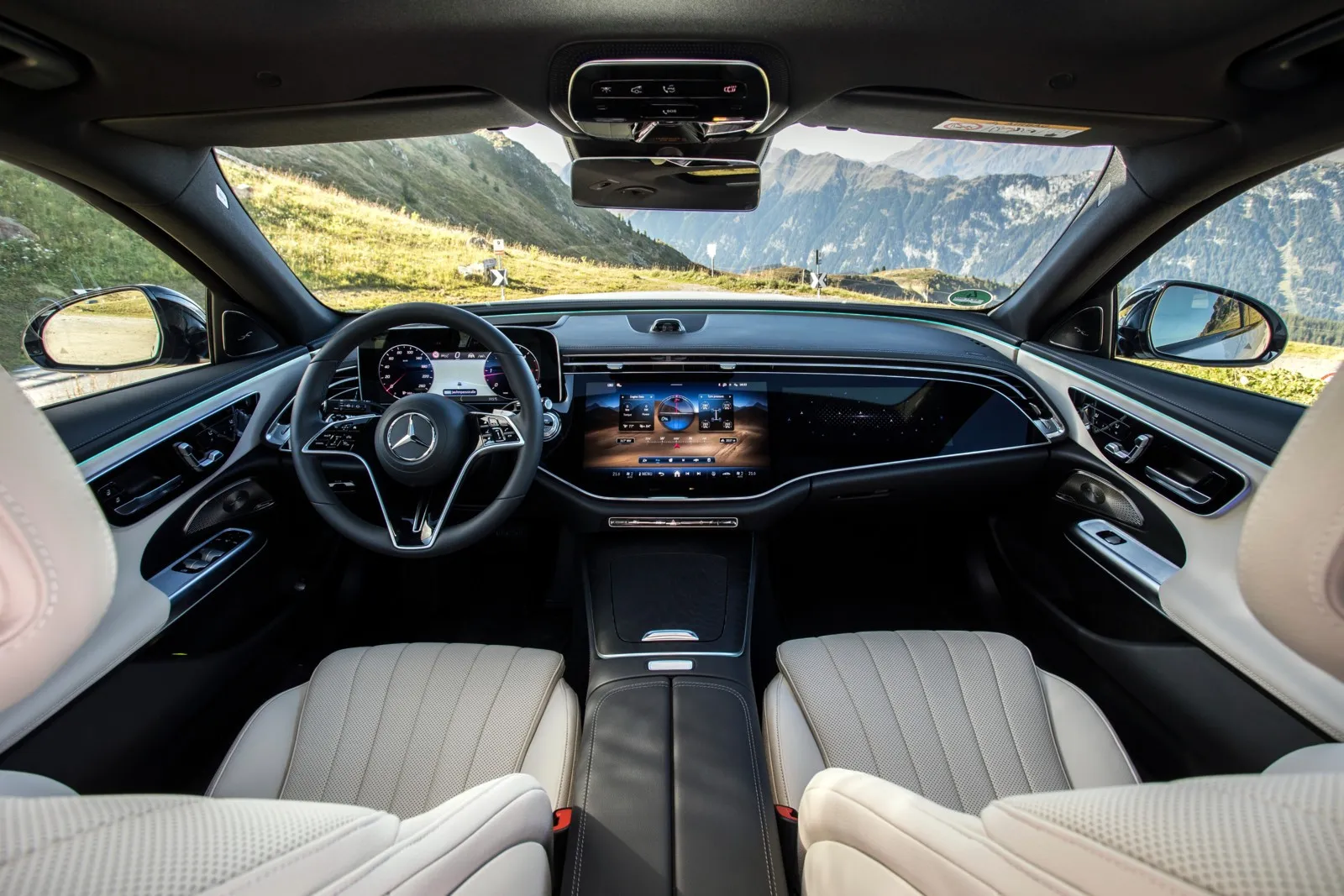 Das Cockpit integriert zwei großzügige Bildschirme, die zusammen mit intuitiver Steuerung und modernsten Infotainment-Funktionen ein innovatives Fahrerlebnis bieten.