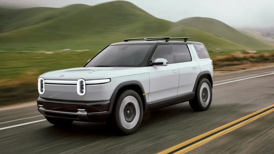 Rivian hat im Frühjahr 2024 das Kompakt-SUV R2 vorgestellt, das 2026 an den Start gehen soll. Das Joint Venture mit VW macht diesen Start wahrscheinlicher.