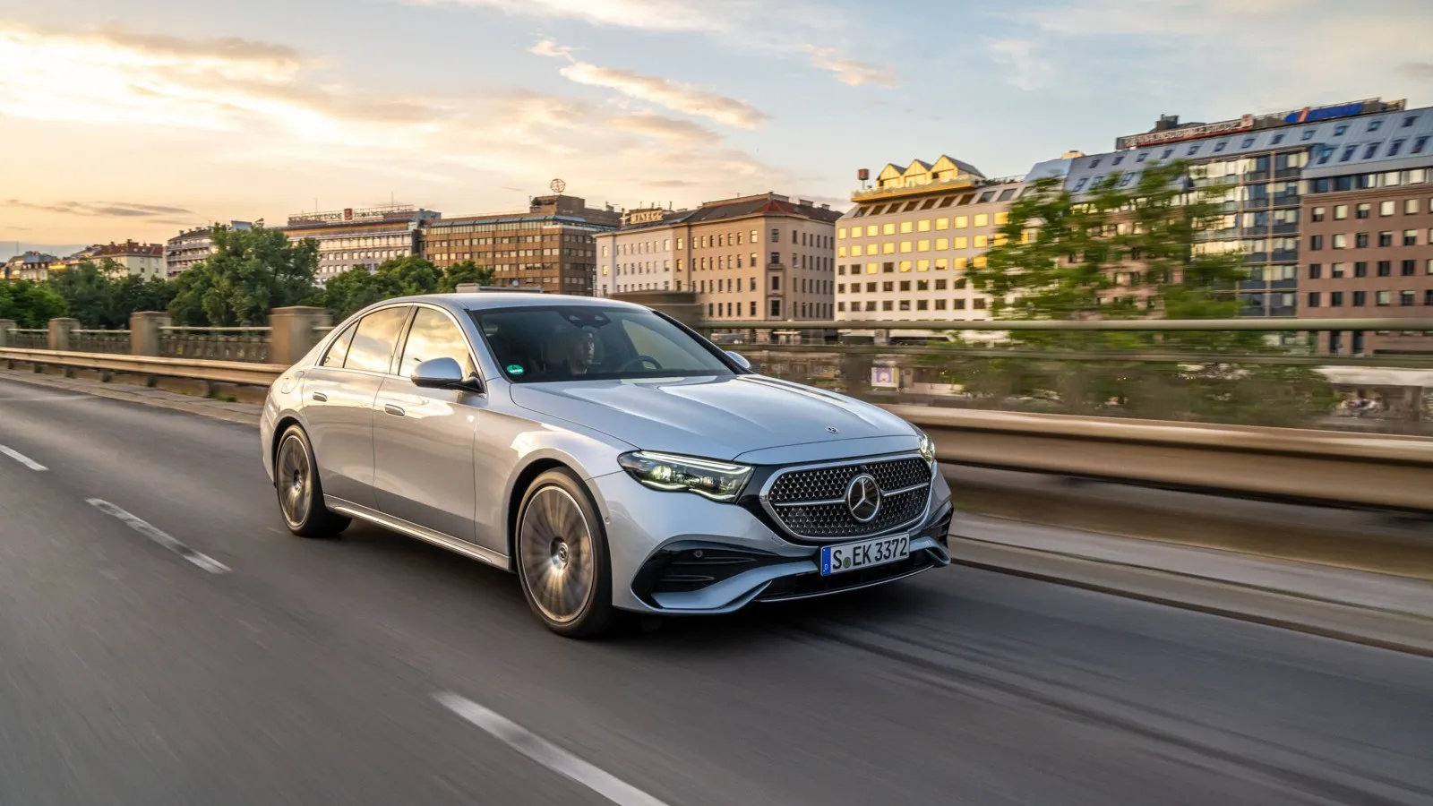 Das Design der Mercedes-Benz E-Klasse 2024 besticht durch eine harmonische Kombination aus eleganten Linien und markanten Details, wie den LED-High-Performance-Scheinwerfern und der klaren Heckgestaltung.