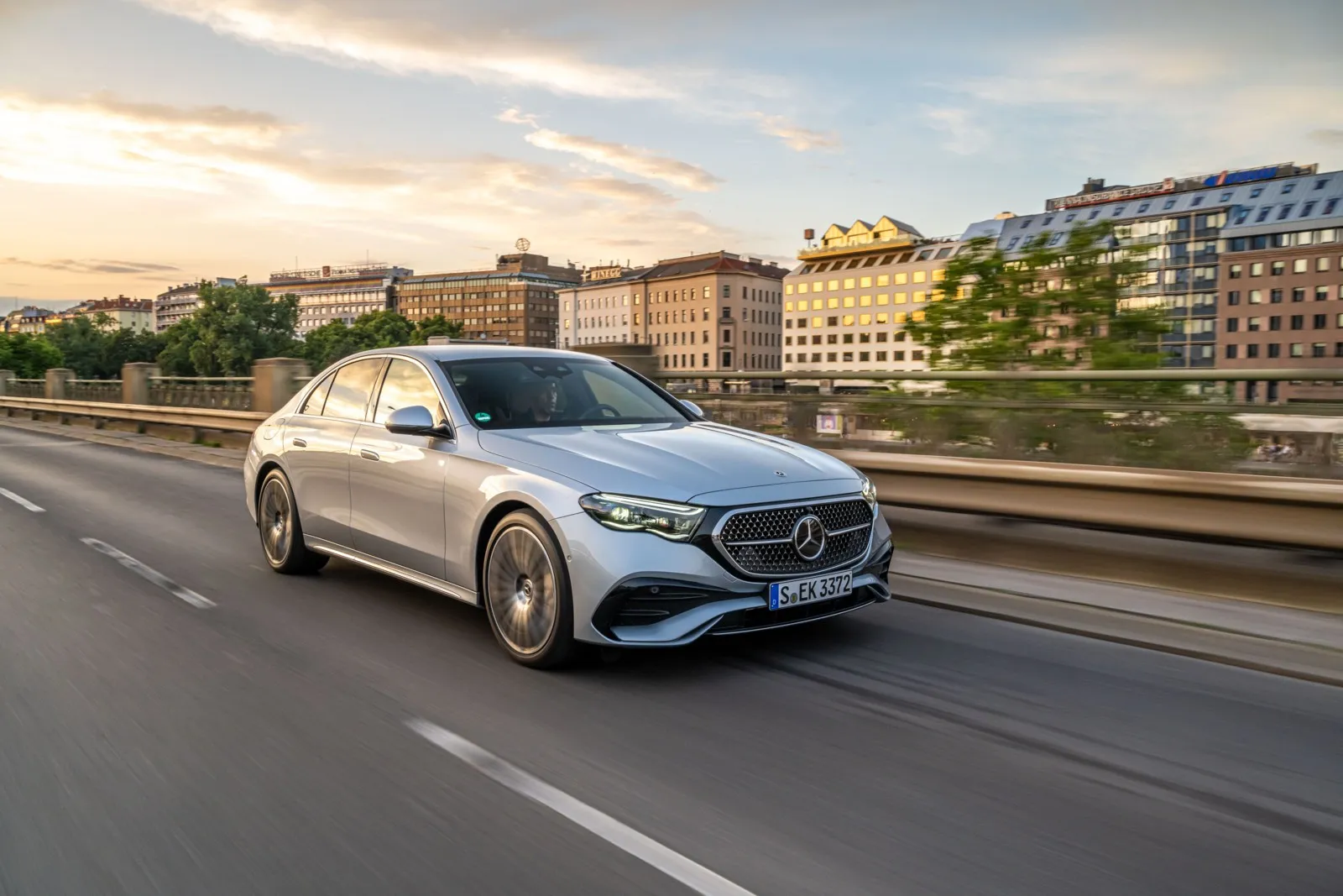 Das Design der Mercedes-Benz E-Klasse 2024 besticht durch eine harmonische Kombination aus eleganten Linien und markanten Details, wie den LED-High-Performance-Scheinwerfern und der klaren Heckgestaltung.