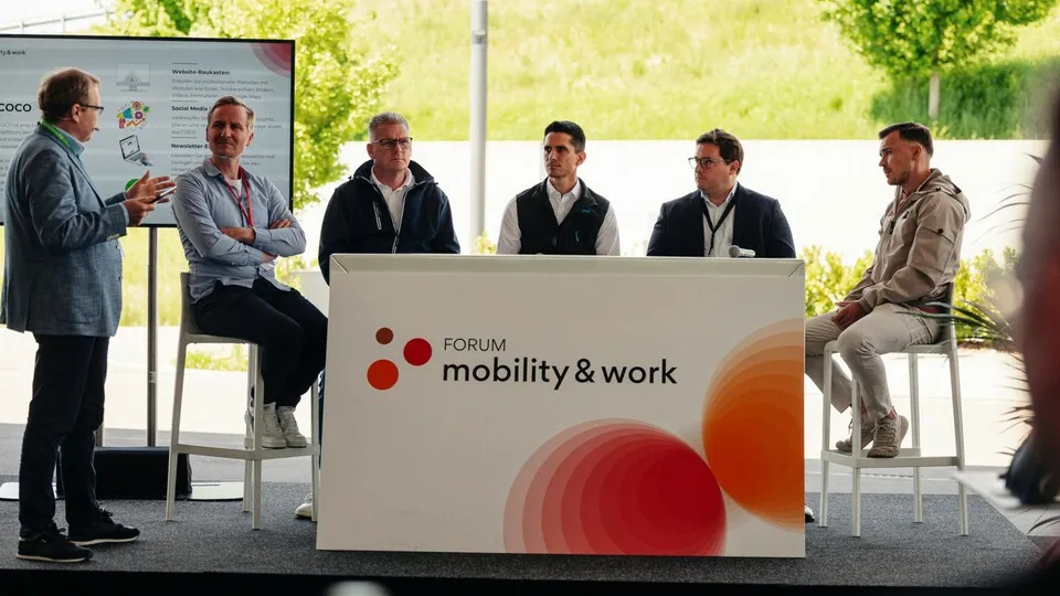 Was braucht es für eine zukunftssichere betriebliche Mobilität? Das wollte Clemens Noll-Velten von den Paneltalk-Gästen beim FORUM mobility & work in Zusmarshausen wissen (v. li. n. re.): Clemens Noll-Velten (Chefredakteur Handwerksmedien), Andreas Reichert (Mobiko), Christian Lochner (Mitsubishi & Great Wall Motors), Thomas Unger (Sortimo), Malte Schuler (Holman) und Dominik Stark (GBS Kühlanlagen).