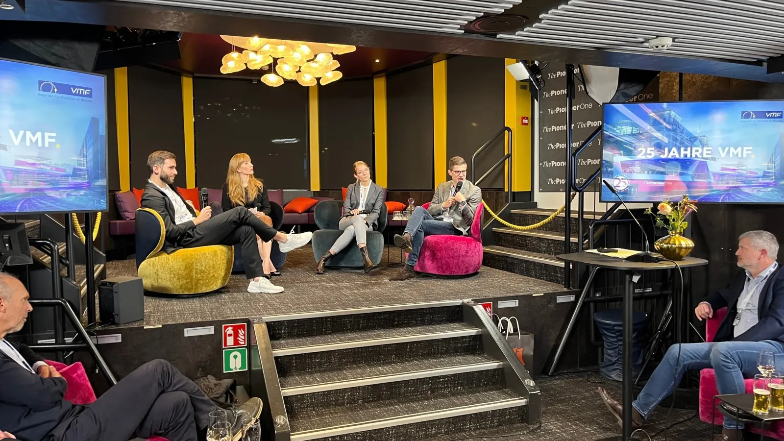 Expertinnen und Experten auf dem Podium (von links nach rechts): Steve Reichert (MHP), Chelsea Spieker (Moderation), Rebecca Hübler (Sixt) und Philipp Hempel (MG Motor Deutschland).