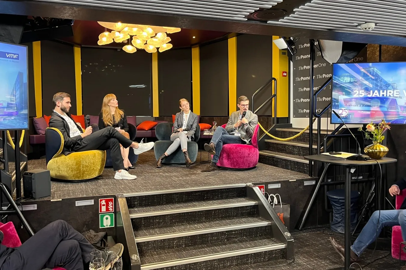 Expertinnen und Experten auf dem Podium (von links nach rechts): Steve Reichert (MHP), Chelsea Spieker (Moderation), Rebecca Hübler (Sixt) und Philipp Hempel (MG Motor Deutschland).
