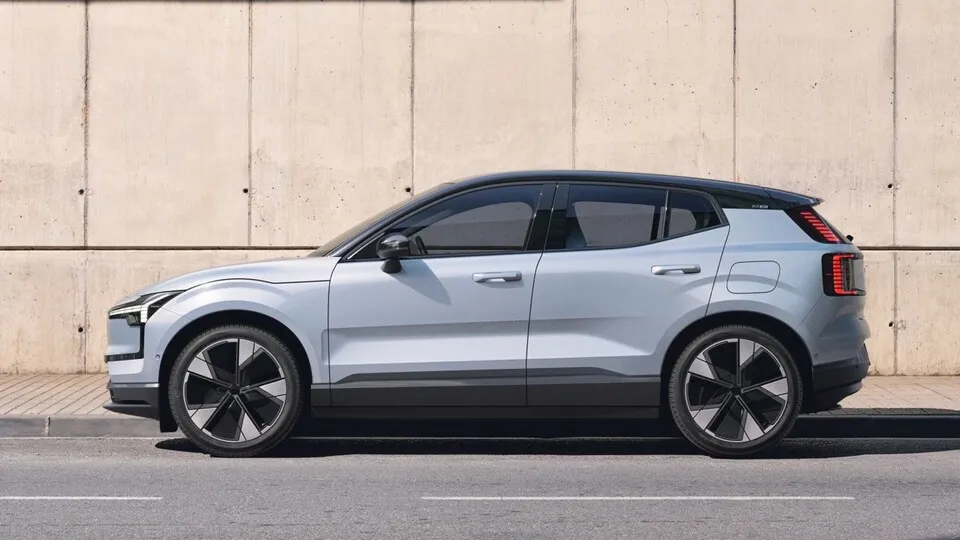 Neuer Einstieg: 4,23 misst der EX30 und ist damit Volvos kürzestes Modell.