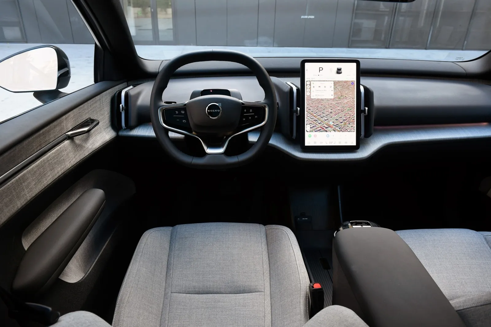 Das Cockpit wird durch ein zentrales 12,3-Zoll-Touchdisplay dominiert, das alle wichtigen Funktionen bündelt und eine intuitive Bedienung ermöglicht.