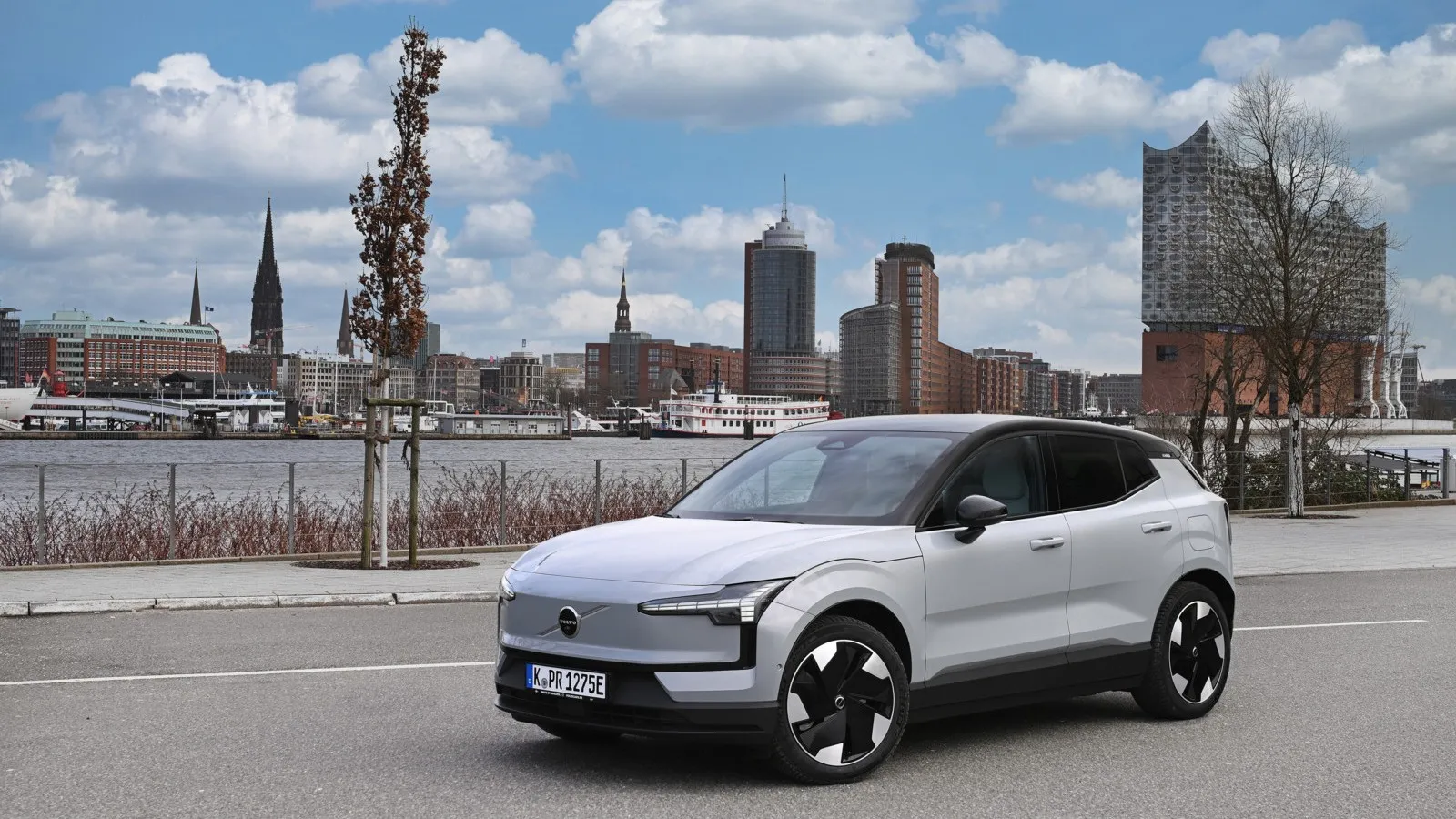 Der Volvo EX30 besticht durch sein minimalistisches skandinavisches Design mit klaren Linien und einem geschlossenen Kühlergrill.