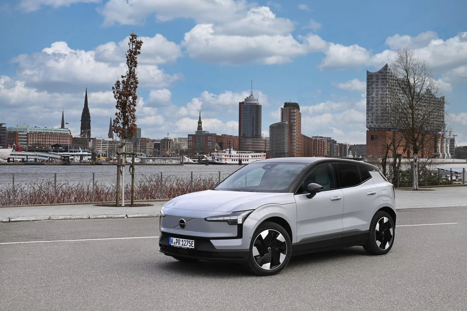 Der Volvo EX30 besticht durch sein minimalistisches skandinavisches Design mit klaren Linien und einem geschlossenen Kühlergrill.