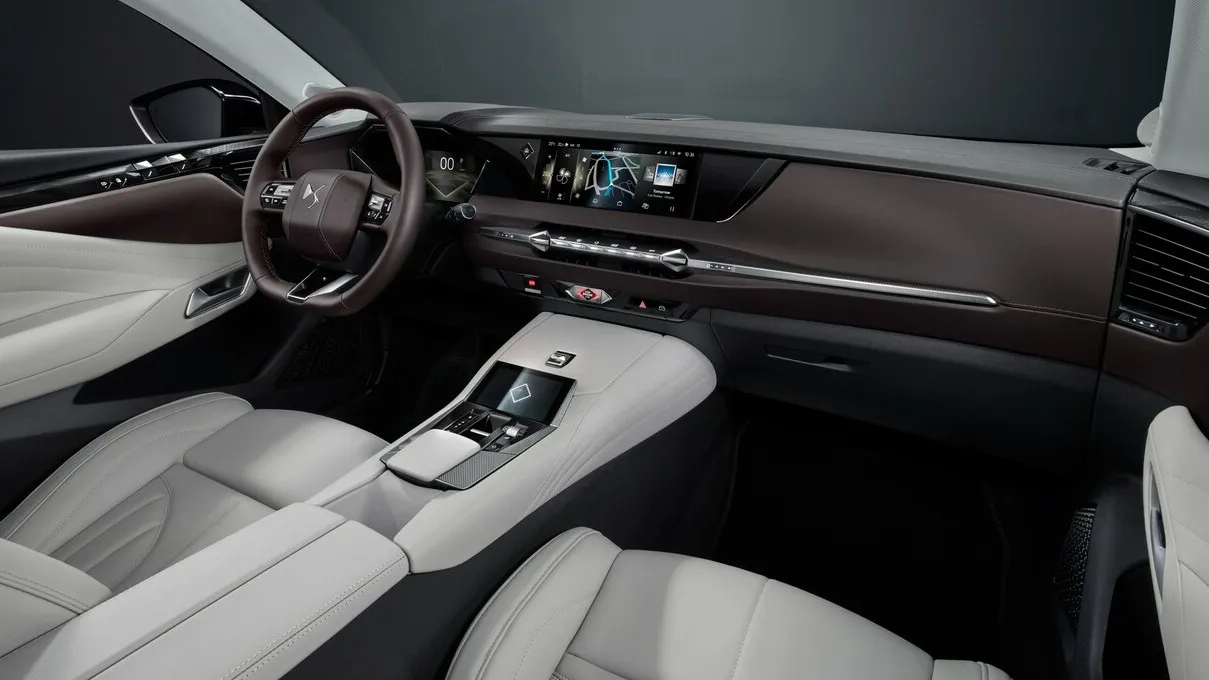 Digitalinstrumente, 10-Zoll-Monitor über und 5-Zoll-Touchscreen in der Mittelkonsole im DS4-Interieur.