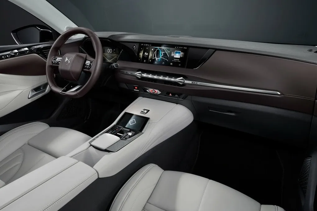 Digitalinstrumente, 10-Zoll-Monitor über und 5-Zoll-Touchscreen in der Mittelkonsole im DS4-Interieur.