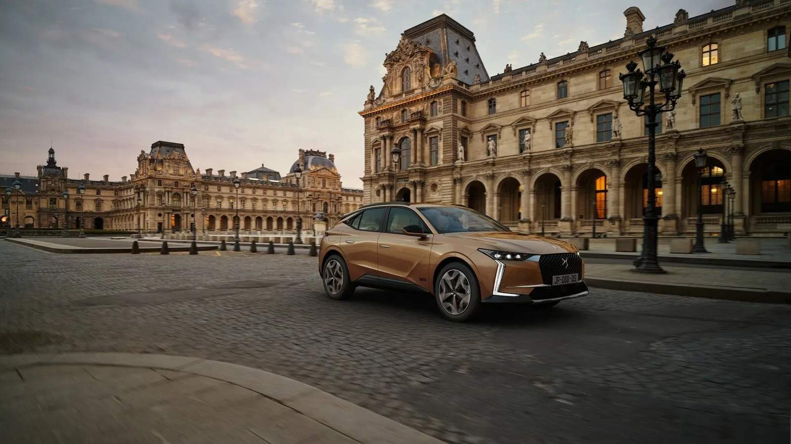 Der DS4 kommt mit markant gezeichnetem vertikal angeordnetem LED-Tagfahrlicht.