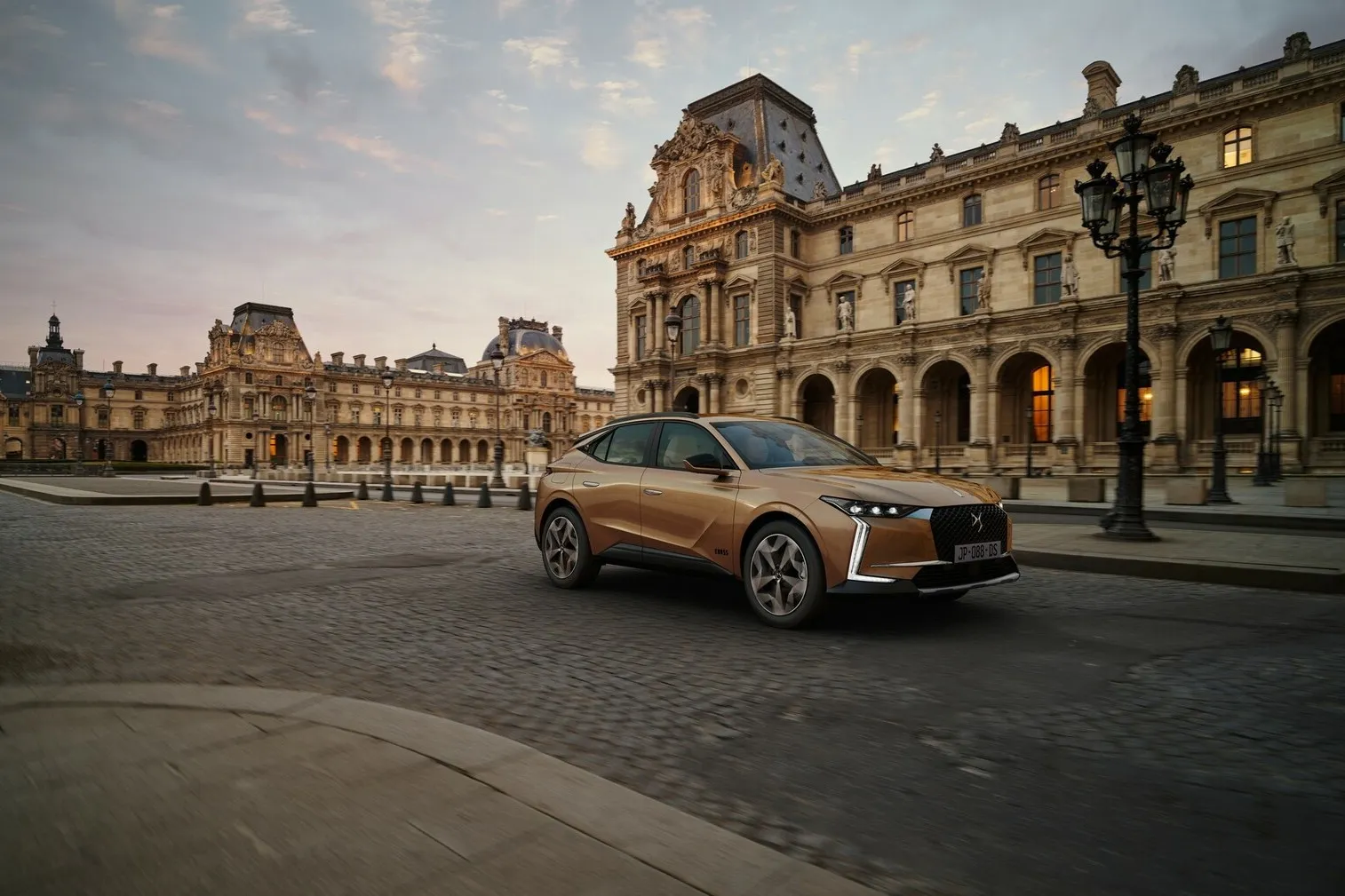 Der DS4 kommt mit markant gezeichnetem vertikal angeordnetem LED-Tagfahrlicht.