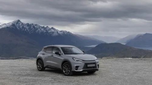 Der Lexus LBX überzeugt mit einem dynamischen und eleganten Erscheinungsbild, das durch die markante Lexus-Spindelgrill-Front geprägt wird.
